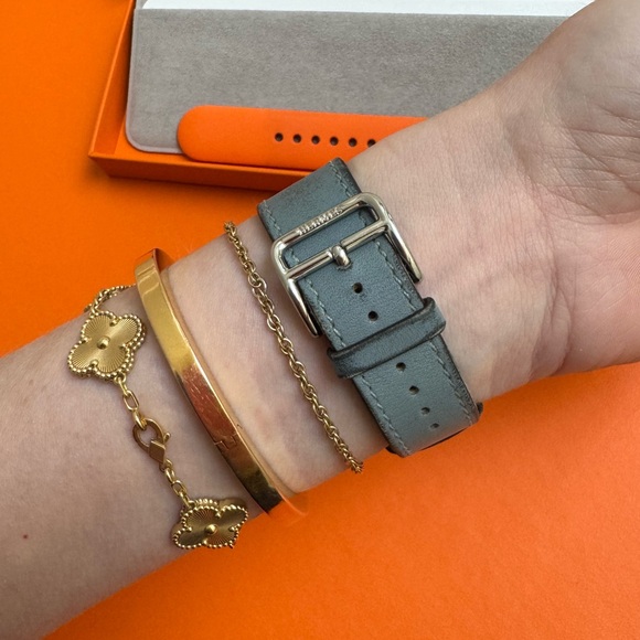 Hermès Series 7 Apple Watch, GPS & Cellular, 41mm Size w/ Original Hermès Bands - Picture 6 of 15